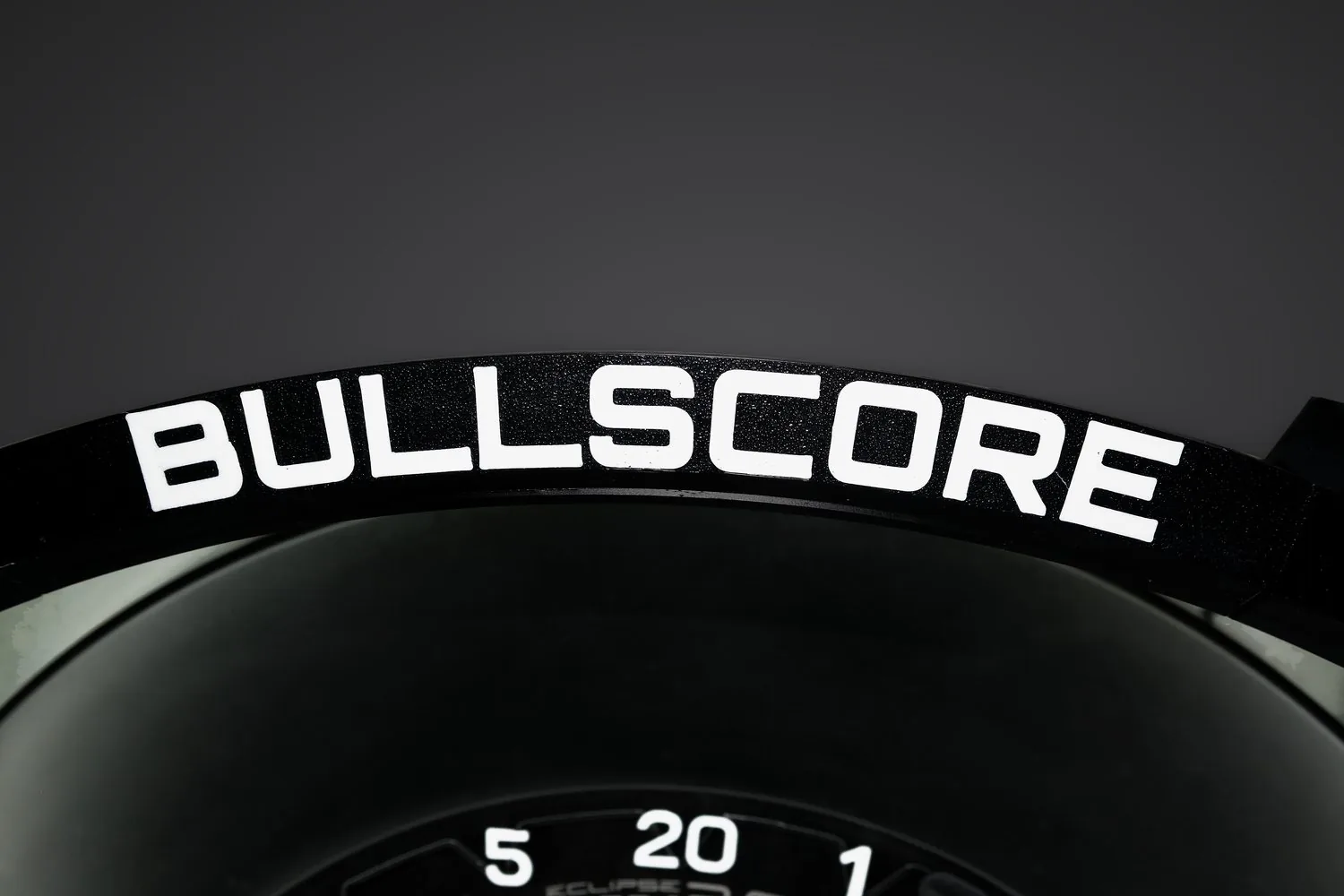 Der Schriftzug am Lichtring der Dartscheibe: Beim Standard steht dort BULLSCORE, mit persönlicher Beschriftung der gewählte Name