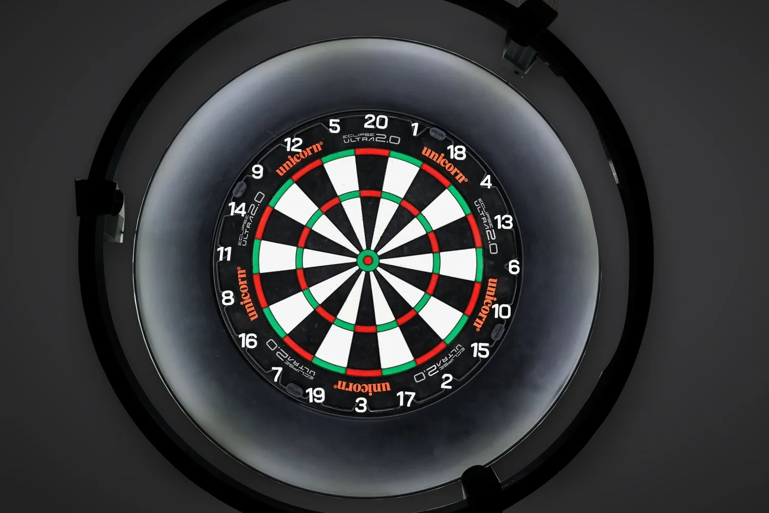 Lichtring eingeschaltet, mit Dartscheibe und Surround