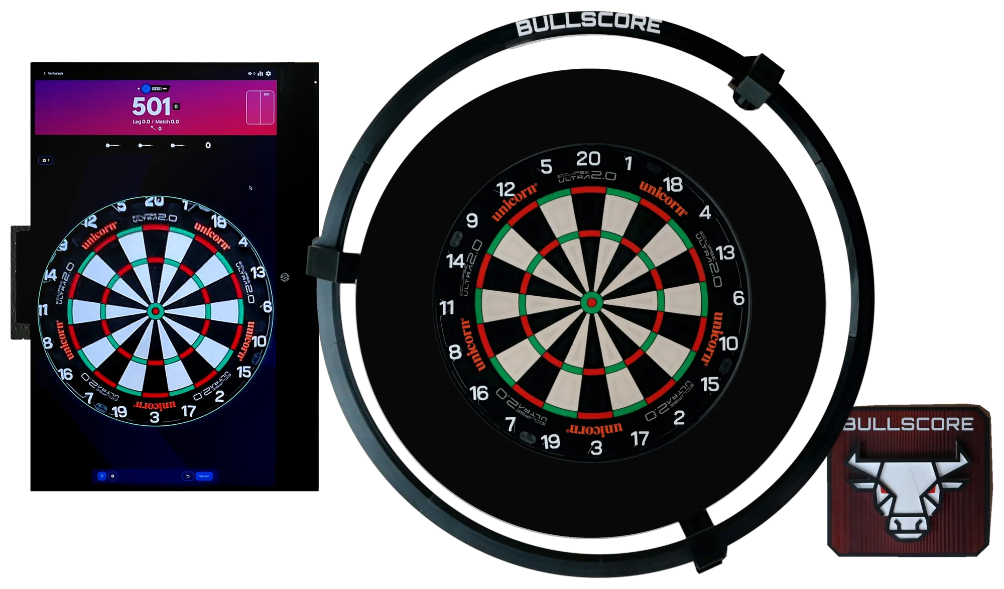BULLSCORE Komplettset: Monitor, Lichtring mit drei Kameraköpfen, Dartscheibe, Surround und Mini-PC in der BULLSCORE-Box.