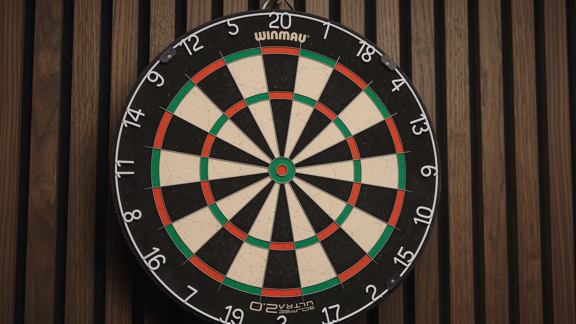 Dartboard an einer dunklen Lattenwand.